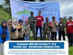 Bersama PT Tirta Fresindo Jaya, KKNT PGSD Unismuh Makassar Tanam 2000 Pohon di Bontomarannu