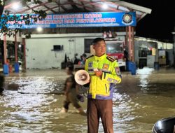 Tak Kenal Lelah, Dirlantas Polda Sulsel Atur Kepadatan Lalulintas di Tengah Banjir Kota Maros