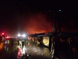 Lampu Padam, Warga ‘Kocar Kacir’ Selamatkan Jualannya 