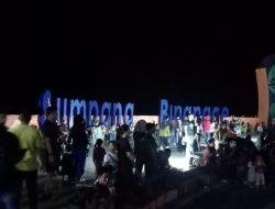 Rayakan Malam Pergantian Tahun, Warga Barru Padati Pantai Sumpang Binangae