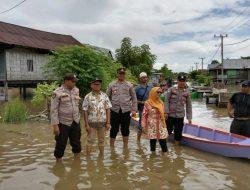 Kapolres Sidrap Kerahkan Personil Bantu Warga Terdampak Banjir