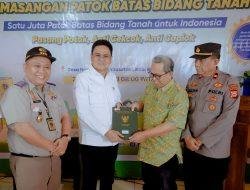 Hadiri Pemasangan Patok Batas Bidang Tanah, Ini Harapan Bupati Barru