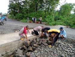 Baper Ma’ : Polsek Tanete Riaja Bersama Warga Desa Lompo Tengah Perbaiki Jalan Berlubang