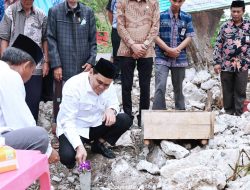 Kembali, Bupati Barru Letakan Batu Pertama Pembagunan Masjid