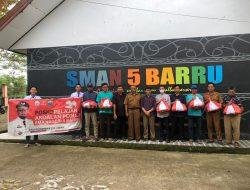Sasar Guru Pensiun dan Kaum Duafa, SMA Negeri 5 Barru Berbagi Paket Sembako Dibulan Ramadhan
