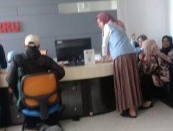 Membludak, Briptu Suci Layani Pemohon SKCK Dengan Sabar dan Humanis