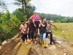Program Barru Peduli Masyarakat, Bripka Syahril Bantu Warga Gotong Jenazah