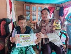 Bhabinkamtibmas Dampingi Pemdes Lawallu Salurkan BLT Bagi Warga Lansia