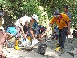 Polri Peduli, Bripka Taqbir Bantu Warga Perbaiki Saluran Air