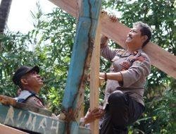 Salut, Kapolsek Tanete Rilau Ikut Membantu Pengerjaan Dinding Rumah Warga