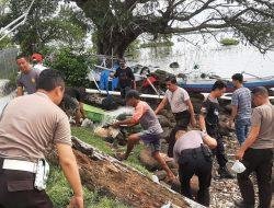 Peduli Lingkungan,  Polsek Soppeng Riaja Bersama Warga Bersihkan Sampah di Pesisir Pantai
