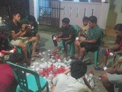 Kreatif, Pemuda Buloa Cat Gelas Plastik Dengan Warna Merah Putih