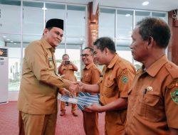 Bupati Barru Menyerahkan SK Penempatan Tugas Bagi PNS