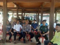 Salurkan Bantuan Pupuk Cair, Kapolsek Pujananting Kawal Tim Dari Kementrian Pertanian Hingga ke Dusun Ere Barru