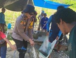 Kompak, Kapolsek Balusu Bersama Warga Tambal Jalan Rusak