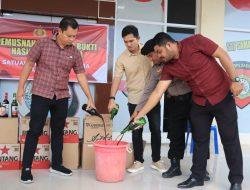 Jelang Nataru, Polres Barru Musnahkan Ratusan Botol Miras