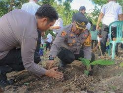 Dukung Program Pj Gubernur Sulsel, AKBP Dodik Ikut Tanam Pohon di Ponpes DDI Mangkoso