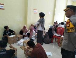 Polisi Kawal KPU Barru Sortir Surat Suara