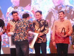 Bupati Barru Kembali Gotong Penghargaan Sebagai Kepala Daerah Peduli Media