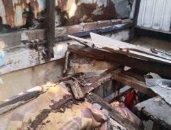 Bersama 3 Orang Anak,  Pasangan Suami Istri Ini Tinggal di Rumah Kumuh