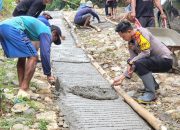 Bersama Warga, Kapolsek Balusu Gotong Royong Perbaiki Jalan Rusak