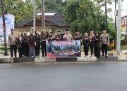 Bersama AKBP Dodik, KBPPP Barru Bagikan Paket Takjil Buka Puasa Kepada Pengendara