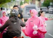 Bhayangkari Cabang Barru Bagikan 100 Paket Takjil Buka Puasa