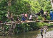 Sudah Lama Rusak, Ipda Iqmal Bersama Warga Perbaiki Jembatan Gantung di Balusu Barru