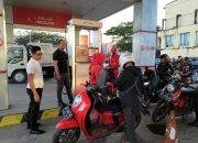 Pastikan Tidak Ada Kecurangan, Kasat Reskrim AKP Salehuddin Tinjau SPBU di Barru