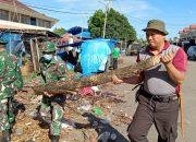Peduli, TNI-Polri Tanete Rilau Bersihkan Sampah Pasar Pekkae
