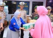 Peduli, Ketua Bhayangkari Barru Berikan Bingkisan Untuk Personel Pos Pengamanan Mudik Lebaran 2024
