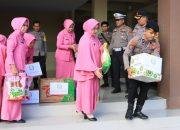 Peduli, AKBP Dodik Lepas Bantuan Logistik Korban Banjir di Wajo