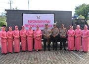 Bersama Anggotanya, Ibu Ketua Bayangkari Barru Turut Serta Salurkan Bantuan Logistik Korban Banjir di Wajo