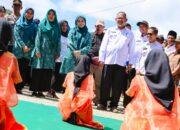 Hadir di Desa Bacu-bacu, Plt Ketua TP. PKK Barru Disambut Tarian Adat 