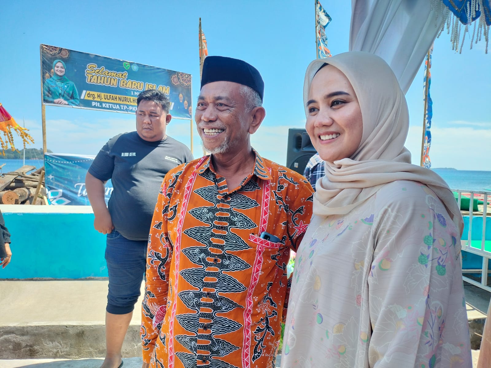 drg.Hj. Ulfah Nurul Huda S, MARS didampingi oleh Abdul Muis (Amap) Ketua Pelaksana Perayaan Tahun Barru Islam 1 Muharram 1446 Hijriyah di Pantai Mallusetasi Joncongan, Kabupaten Barru, Provinsi Sulawesi-Selatan (Sulsel), Minggu (14/7/24).