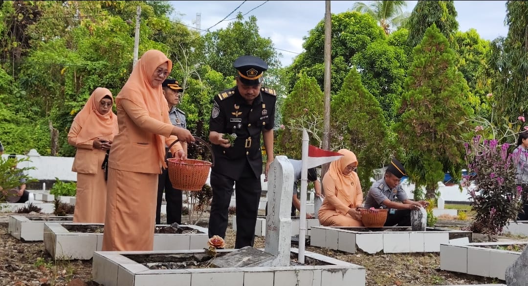 Bersama Dharma Wanita, Insan Pengayoman Rutan Barru Kenang Para Pahlawan