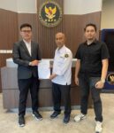 Aktifis dan Pemerhati Politik Munawir, S,H Dan Pangeran Alfayed Ruslan, S,H Saat Melaporkan Komisi Pemilihan Umum (KPU) Kabupaten Barru ke DKPP Rabu (6/11/24).