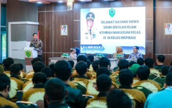 Bupati Barru Ir.H.Suardi Saleh. M.Si., Ph.D(HC) mengisi Kelas Inspirasi Siswa Siswi SMP Islam Athirah Makassar Kelas IX di Baruga Singkeru Ada'e Rujab Bupati Barru, Sabtu (09/11/2024)