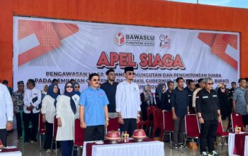 H Aras Memperlihatkan Atitut di Apel Siaga Bawaslu Barru