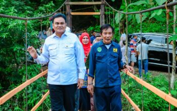 Bupati Barru Ir. H. Suardi Saleh, M.Si., Ph.D(HC) Didampingi Kadis PUPR Lintasi jembatan penghubung Dusun Menrong Desa Harapan Kecamatan Tanete Riaja Kabupaten Barru, Sabtu (23/11/2024).