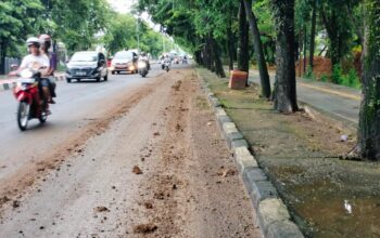 Tanah Merah Berserakan di Jalan Poros Pangkep, Pengendara: Bisa Bahayakan Nyawa Orang Itu Pak