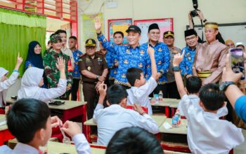 Bupati Suardi Saleh Dampingi Pj Gubernur Sulsel Sajikan Makan Siang Bergizi Bagi Siswa SDN 1 Barru