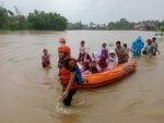 BPBD Barru, Evakuasi Anak Sekolah dan Warga Menggunakan Perahu Karet