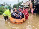 Akses Jalan Tergenang Banjir, TNI-Polri Terjun Langsung Bantu Evaluasi Warga