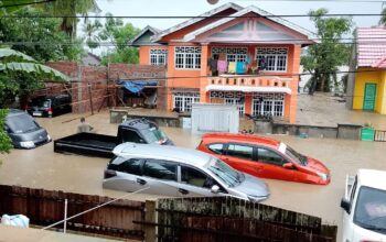 Sejumlah Kendaraan Terendam Banjir di Pacciro Takkalasi Barru