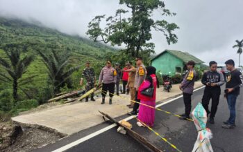 Salut, Usai Bantu Evakuasi Warga Terjebak Banjir, Kapolres AKBP Dodik Kembali Tinjau Lokasi Longsor