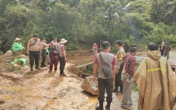 Pasca Longsor, Personil Polsek Pujananting Bersama Warga Buka Jalur Alternatif