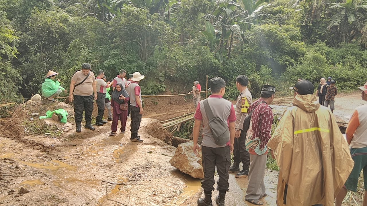 Pasca Longsor, Personil Polsek Pujananting Bersama Warga Buka Jalur Alternatif