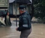 Diam Diam Kapolres Barru Terjun Langsung Bantu Evakuasi Warga Saat Terjebak Banjir