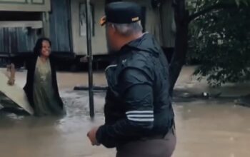 Diam Diam Kapolres Barru Terjun Langsung Bantu Evakuasi Warga Saat Terjebak Banjir